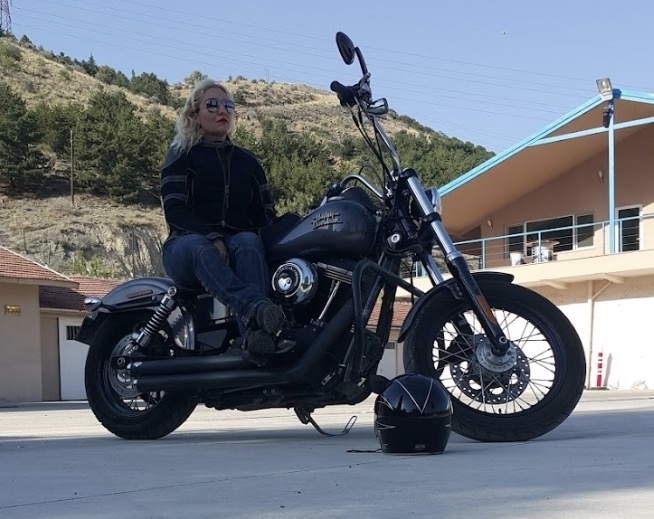 Gaye Dülger motosikletiyle