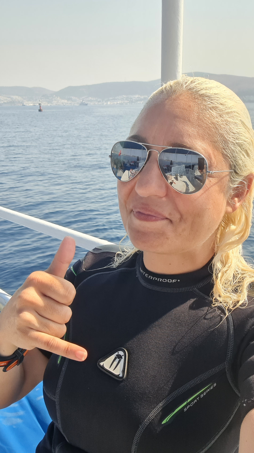 Gaye Dülger dalış kıyafetiyle teknede