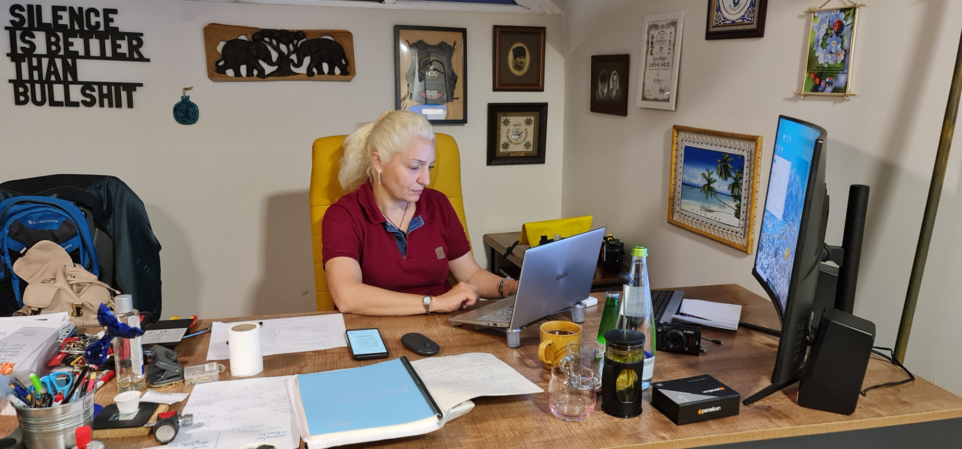 Gaye Dülger çalışma masasında